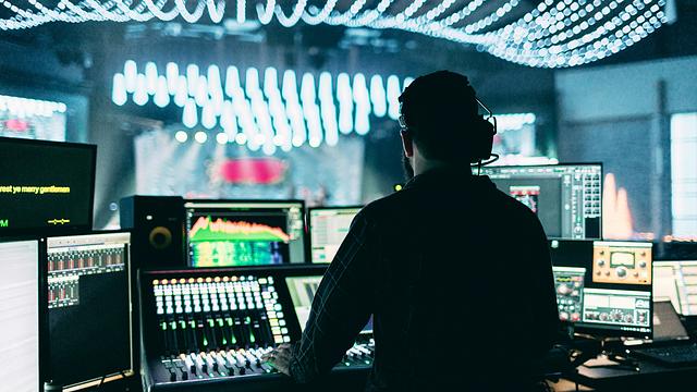 9 Entertainment Industry Jobs for Creative Professional